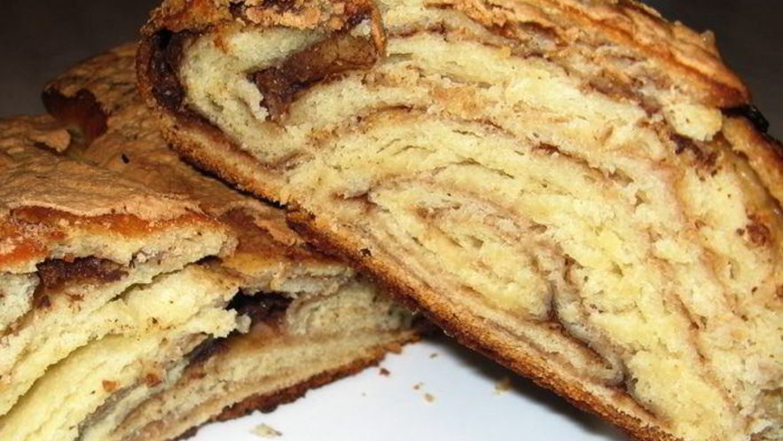 Рецепт сдобного рулета под шапкой безе