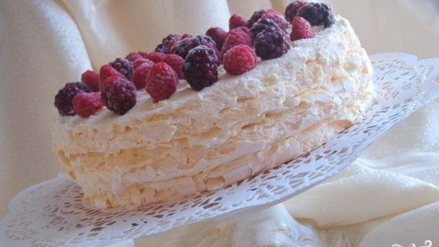 Рецепт торта-безе с ягодами