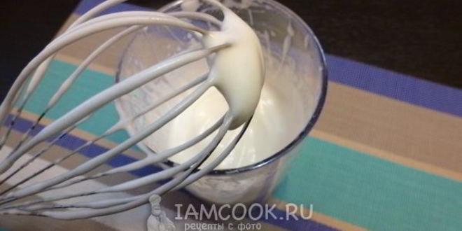 Рецепт вегетарианского безе с малиной из нутового отвара