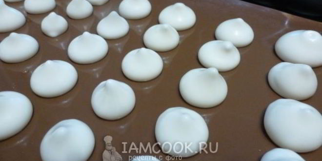 Рецепт вегетарианского безе с малиной из нутового отвара