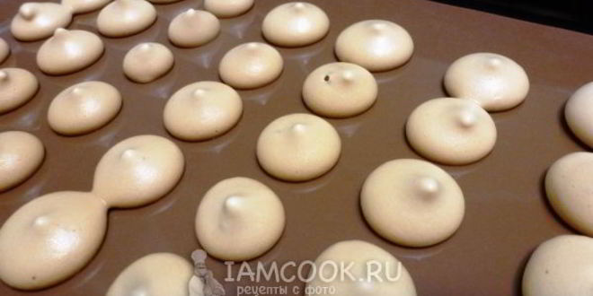 Рецепт вегетарианского безе с малиной из нутового отвара