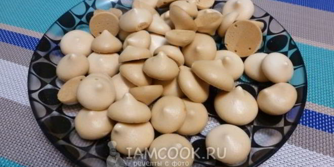 Рецепт вегетарианского безе с малиной из нутового отвара