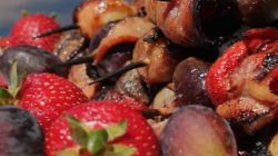 Рецепт гребешков и фрукты в беконе на шпажках