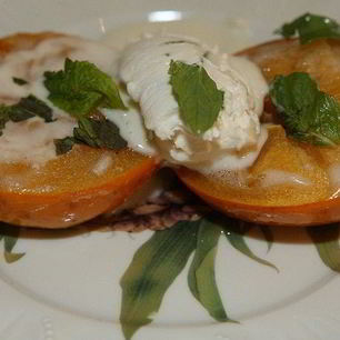 Рецепт Карамелизированной хурмы с медом и маскарпоне