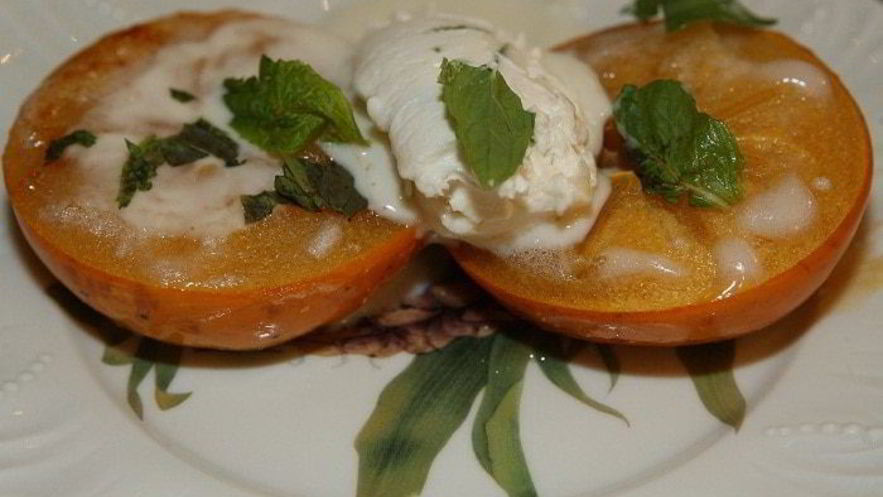 Рецепт карамелизированной хурмы с медом и маскарпоне