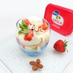 Рецепт Клубничного десерта с бисквитом и миндальной крошкой