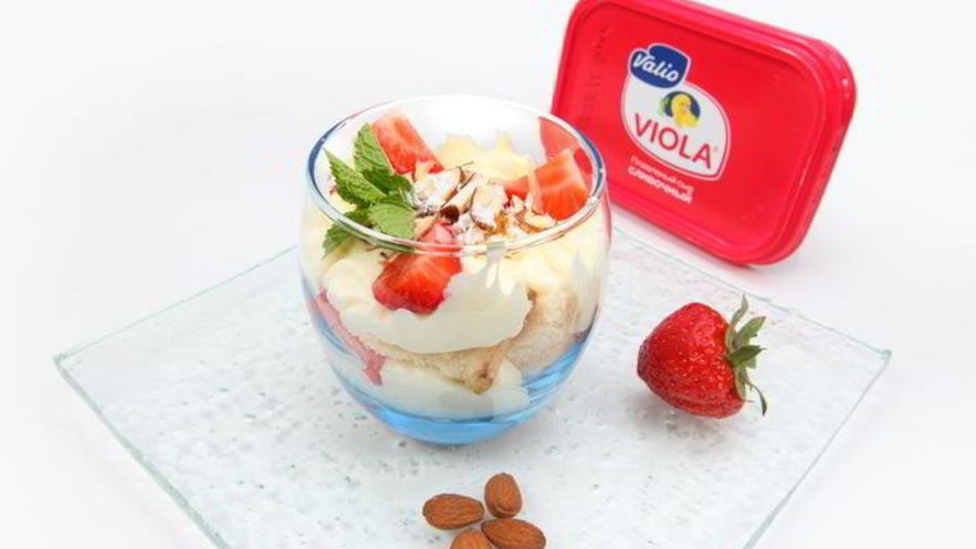 Рецепт клубничного десерта с бисквитом и миндальной крошкой