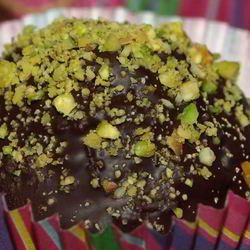 Рецепт Конфет из миндальной муки с фисташками и клюквой