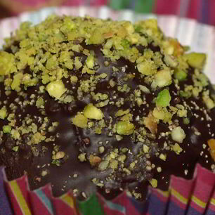 Рецепт Конфет из миндальной муки с фисташками и клюквой