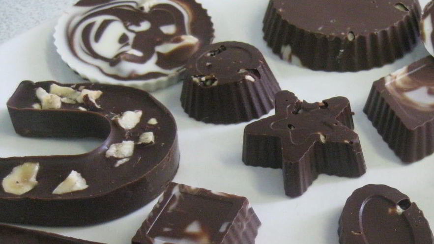 Рецепт шоколадных конфет с брусникой и фундуком