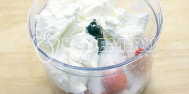 Рецепт бисквитного рулета с клубничным кремом