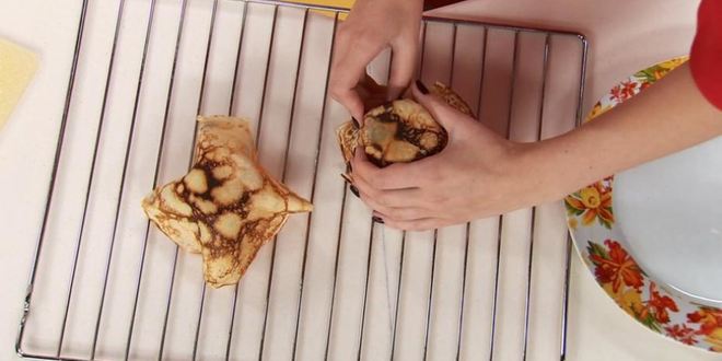 Рецепт блинных корзиночек с кремом и фруктами фламбе