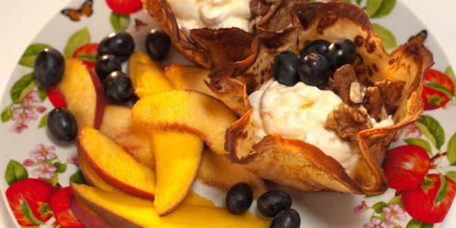 Рецепт блинных корзиночек с кремом и фруктами фламбе