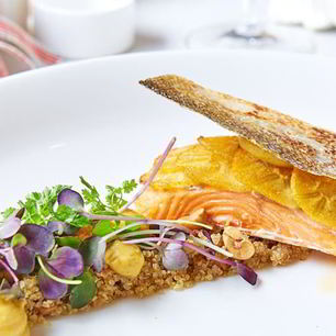 Рецепт Кижуча с жареным киноа, белыми грибами и кремом из хурмы