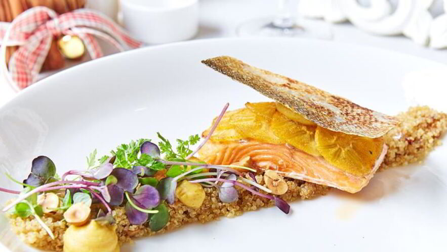 Рецепт кижуча с жареным киноа, белыми грибами и кремом из хурмы