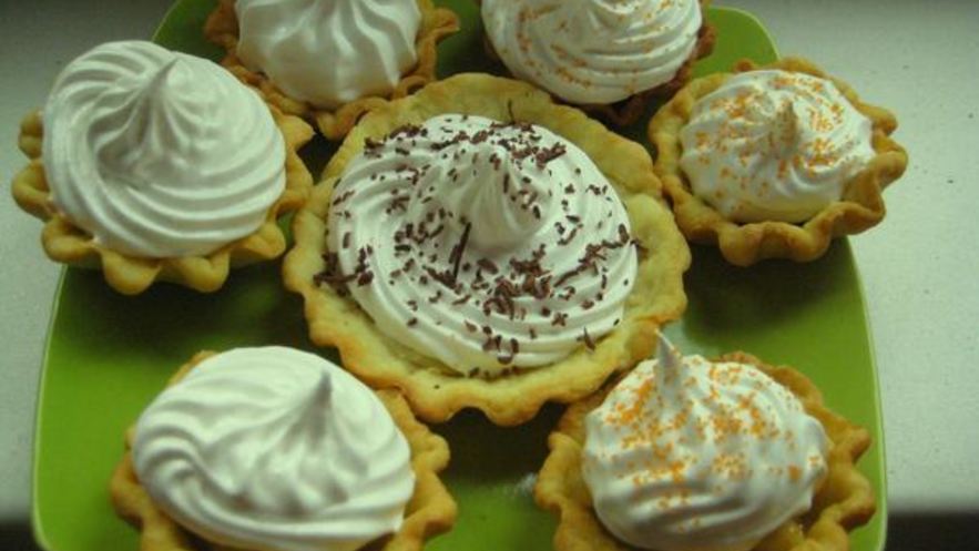 Рецепт корзиночек с бананами и белковым кремом