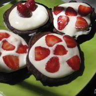 Рецепт Шоколадных коржиков с кремом и клубникой