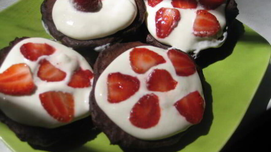 Рецепт шоколадных коржиков с кремом и клубникой