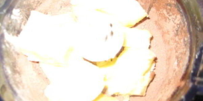 Рецепт шоколадных коржиков с кремом и клубникой