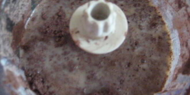 Рецепт шоколадных коржиков с кремом и клубникой