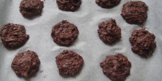 Рецепт шоколадных коржиков с кремом и клубникой