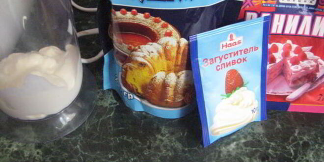 Рецепт шоколадных коржиков с кремом и клубникой