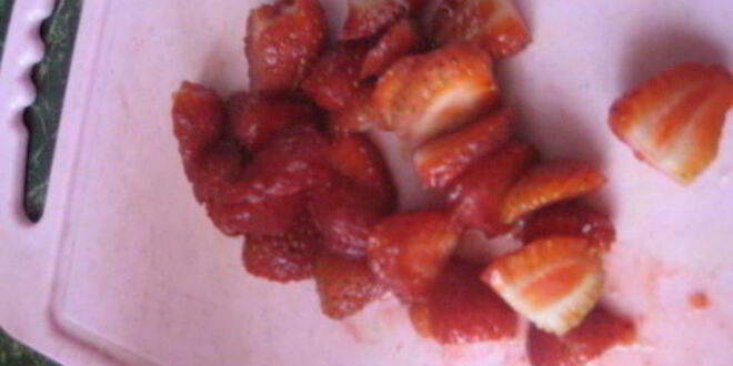 Рецепт шоколадных коржиков с кремом и клубникой