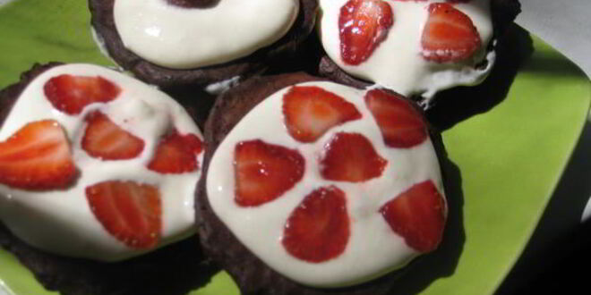 Рецепт шоколадных коржиков с кремом и клубникой