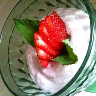 Рецепт Творожного крема-десерта с клубникой и мятой