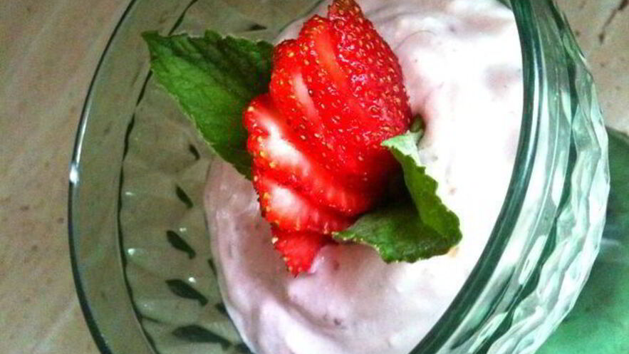 Рецепт творожного крема-десерта с клубникой и мятой