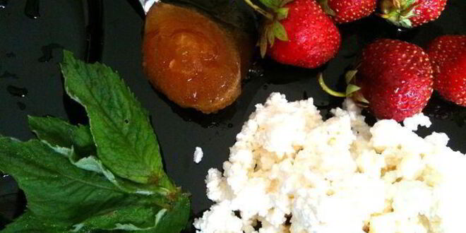 Рецепт творожного крема-десерта с клубникой и мятой