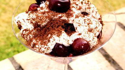 Рецепт Вишни с шоколадом и миндальным кремом