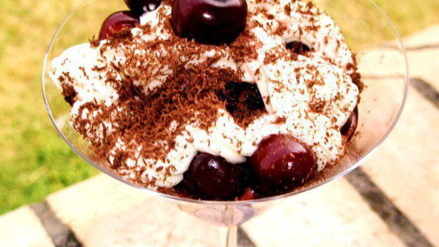 Рецепт вишни с шоколадом и миндальным кремом