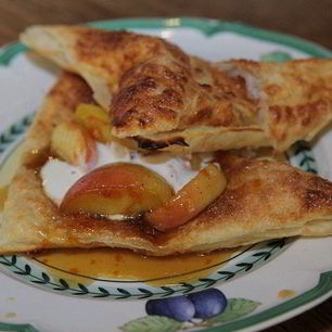 Рецепт Яблок на слоеном тесте со сметанным кремом