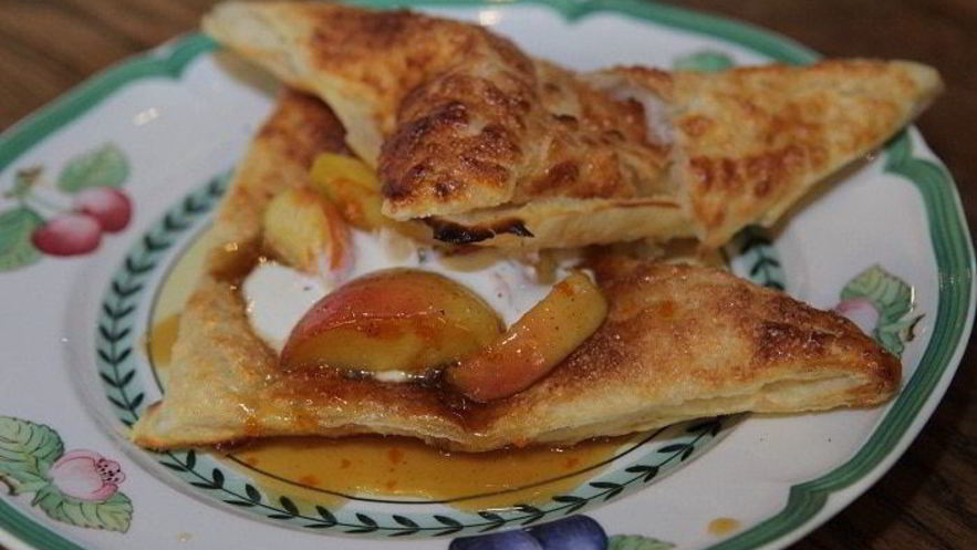 Рецепт яблок на слоеном тесте со сметанным кремом