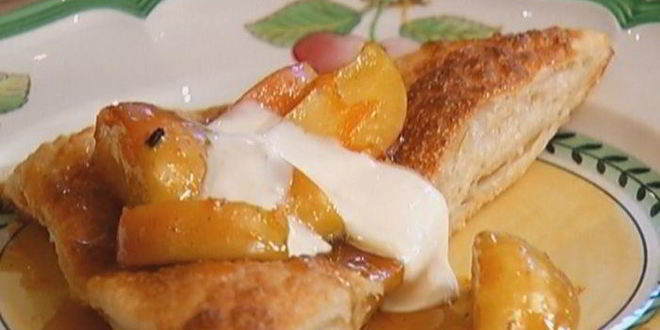 Рецепт яблок на слоеном тесте со сметанным кремом