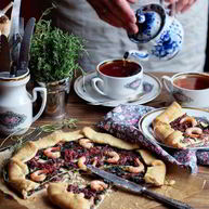 Рецепт Галеты со шпинатом, луковым мармеладом и креветками