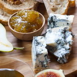 Рецепт Горгонзолы с хлебом, медом и мармеладом