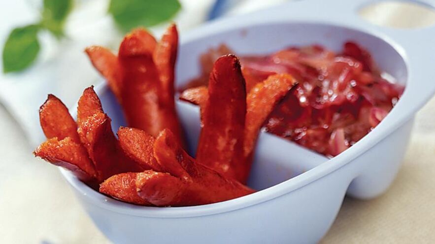 Рецепт копченых колбасок с луковым мармеладом