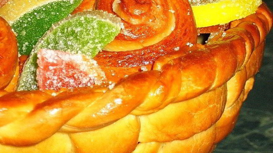 Рецепт корзинки с сахарными булочками и мармеладом