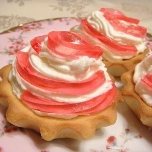 Рецепт Корзиночек с взбитыми сливками и мармеладом