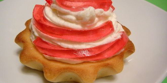 Рецепт корзиночек с взбитыми сливками и мармеладом