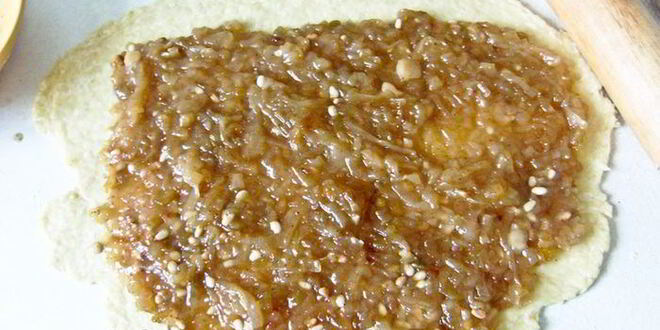 Рецепт рулета с луковым мармеладом