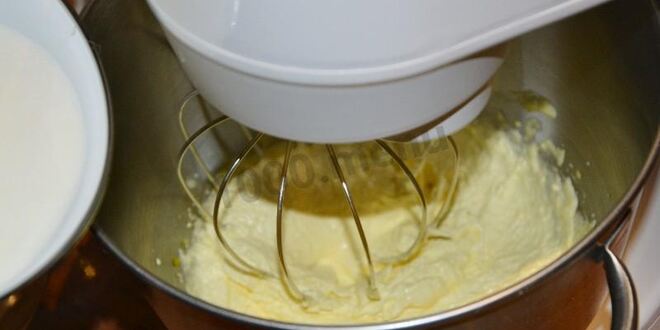 Рецепт домашнего мороженого с малиновым соусом