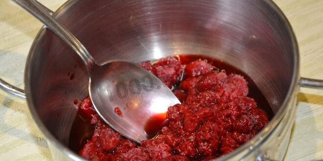 Рецепт домашнего мороженого с малиновым соусом