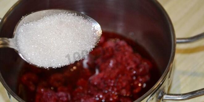 Рецепт домашнего мороженого с малиновым соусом