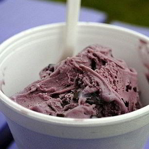 Рецепт Йогуртового малинового мороженого с шоколадными чипсами