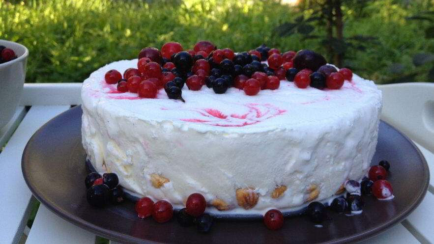 Рецепт ленивого торта-мороженого с фундуком и красной смородиной