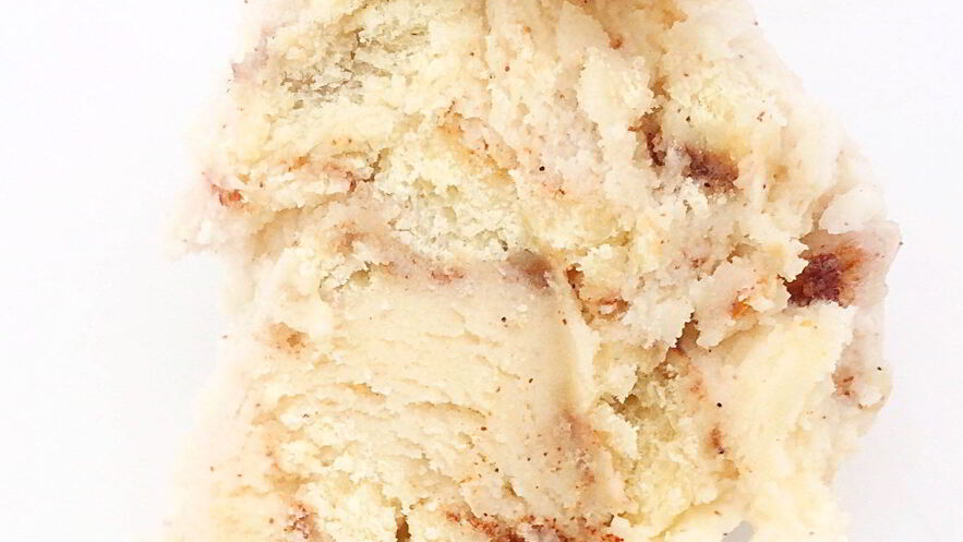 Рецепт мороженого с кусочками булочки синнабон и коричным соусом