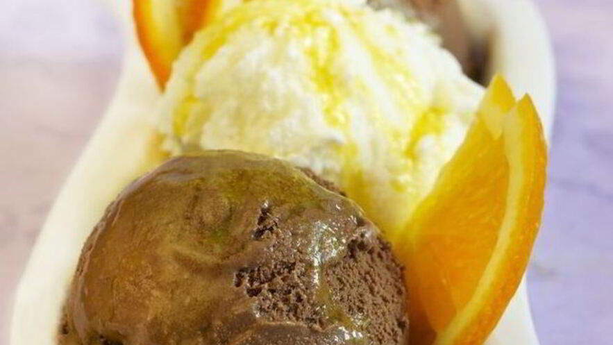 Рецепт шоколадного мороженого с шафрановым соусом